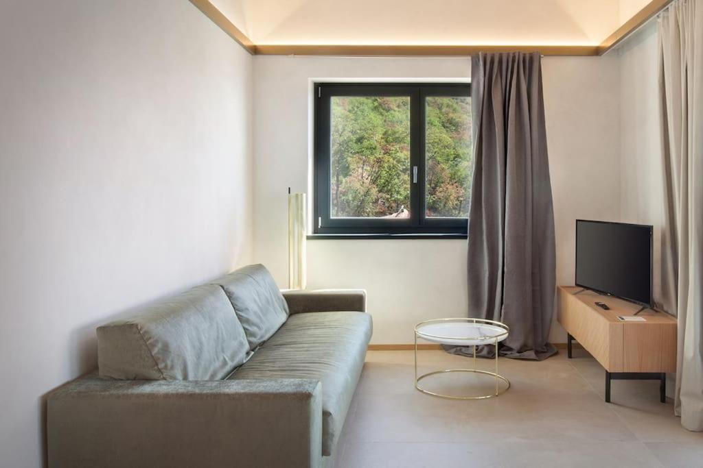 Villa Divina - Apt Divina Con Piscina E Vista Lago Castelletto Di Brenzone Extérieur photo