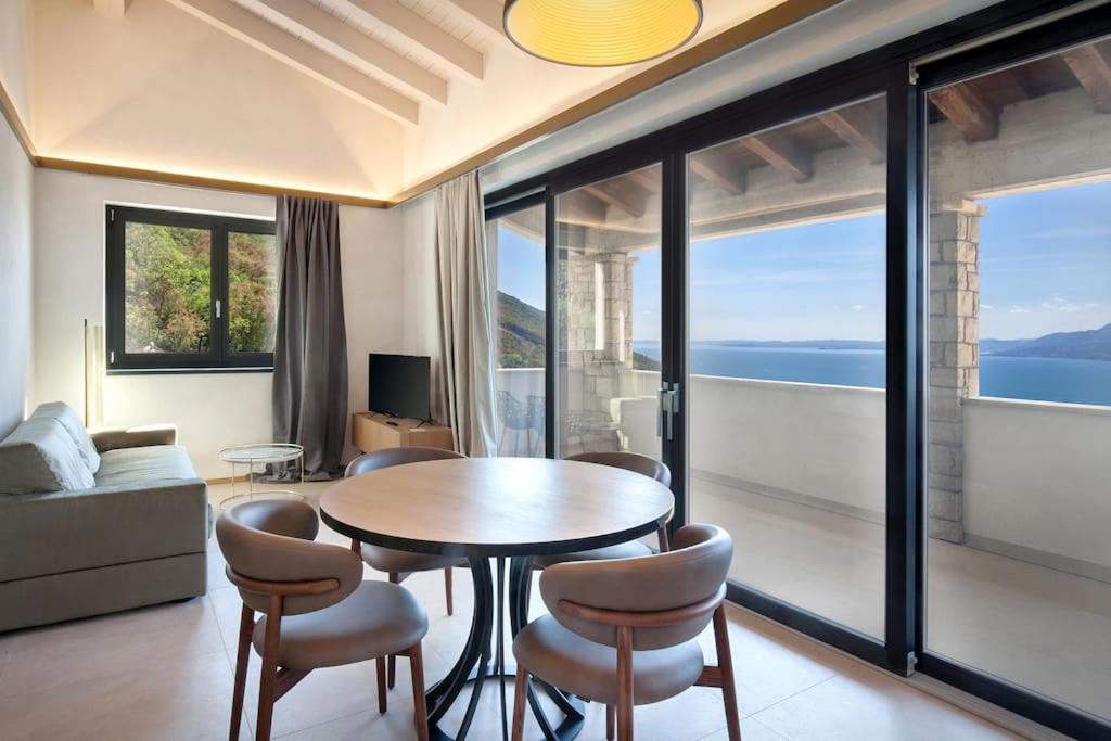 Villa Divina - Apt Divina Con Piscina E Vista Lago Castelletto Di Brenzone Extérieur photo